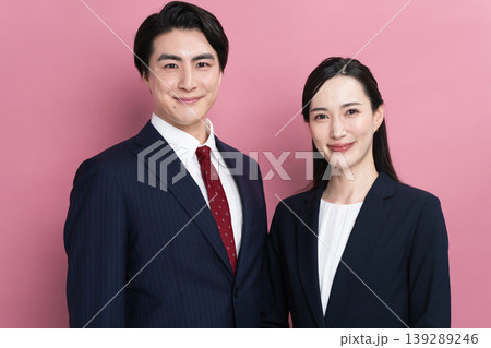 ビジネススーツを着た若い男女 ビジネスイメージ ビジネススーツを着た若い男女 ビジネスイメージ 139289246
