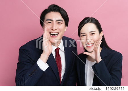 ビジネススーツを着た若い男女　ビジネスイメージ 139289253