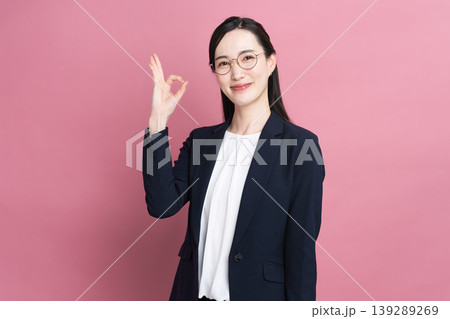 ビジネススーツを着た若い女性 ビジネスイメージ ビジネススーツを着た若い女性 ビジネスイメージ 139289269