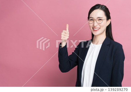 ビジネススーツを着た若い女性 ビジネスイメージ ビジネススーツを着た若い女性 ビジネスイメージ 139289270