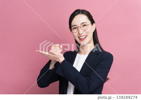 ビジネススーツを着た若い女性 ビジネスイメージ ビジネススーツを着た若い女性 ビジネスイメージ 139289274