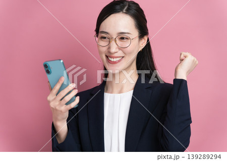 スマートフォンを操作るビジネスウーマン　ビジネスイメージ 139289294