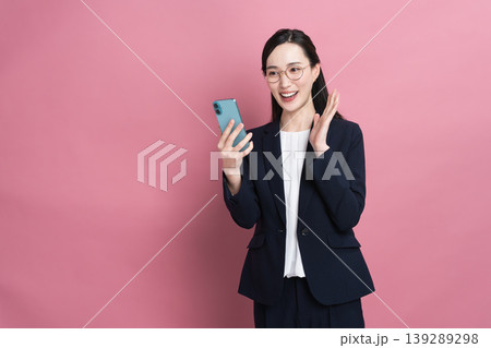 スマートフォンを操作るビジネスウーマン　ビジネスイメージ 139289298