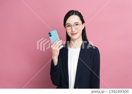 スマートフォンを操作るビジネスウーマン　ビジネスイメージ 139289300