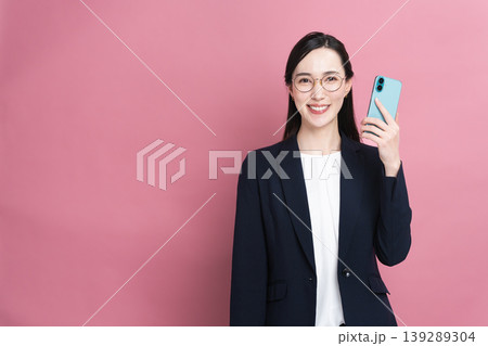 スマートフォンを操作るビジネスウーマン　ビジネスイメージ 139289304