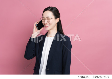 ビジネススーツを着た若い女性　ビジネスイメージ 139289305