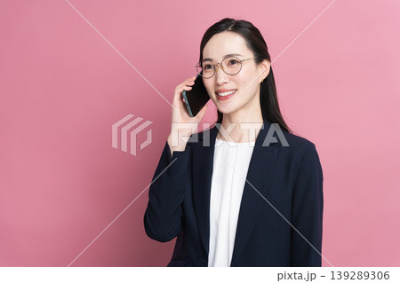 ビジネススーツを着た若い女性 ビジネスイメージ ビジネススーツを着た若い女性 ビジネスイメージ 139289306
