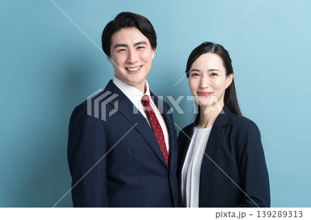 ビジネススーツを着た若い男女 ビジネスイメージ ビジネススーツを着た若い男女 ビジネスイメージ 139289313