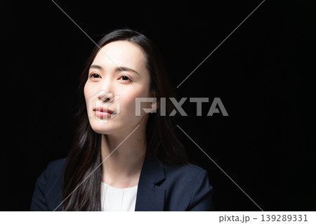 ビジネススーツを着た若い女性 ビジネスイメージ ビジネススーツを着た若い女性 ビジネスイメージ 139289331
