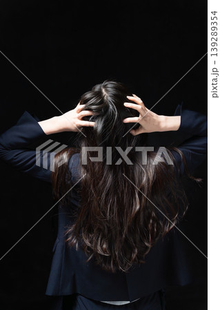 ビジネススーツを着た若い女性 ビジネスイメージ ビジネススーツを着た若い女性 ビジネスイメージ 139289354