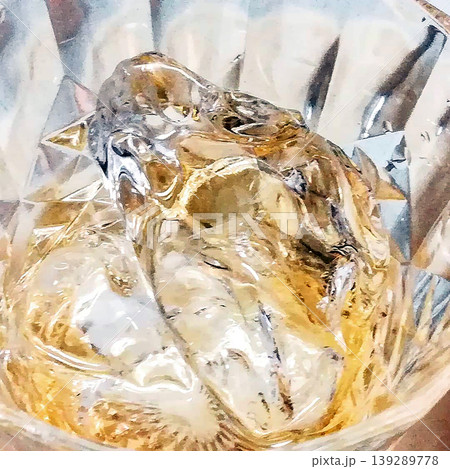 グラスの中のお酒とロックアイス1 139289778