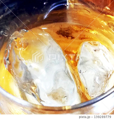グラスの中のお酒とロックアイス2 139289779