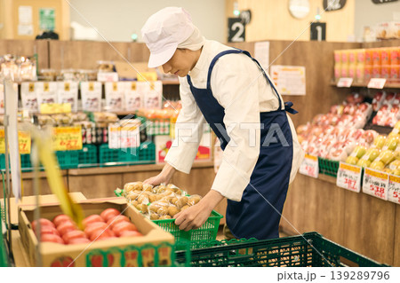 商品を整理する店員 商品を整理する店員 139289796