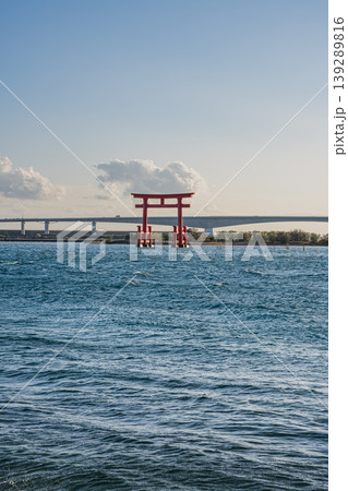 浜松市の日の入り前の弁天島の赤い鳥居の風景(静岡県) 浜松市の日の入り前の弁天島の赤い鳥居の風景(静岡県) 139289816