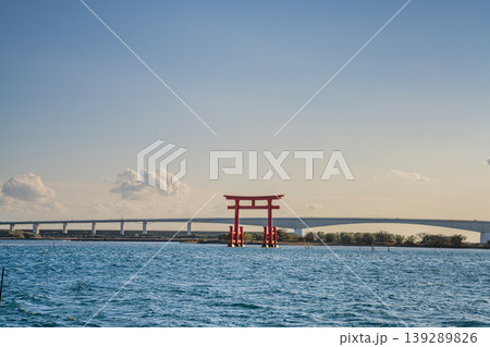 浜松市の日の入り前の弁天島の赤い鳥居の風景(静岡県) 浜松市の日の入り前の弁天島の赤い鳥居の風景(静岡県) 139289826