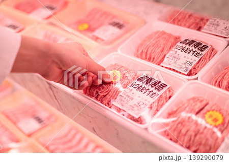 商品に半額シールを貼る店員 商品に半額シールを貼る店員 139290079