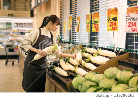青果売り場で商品の品出しをする店員 139290263