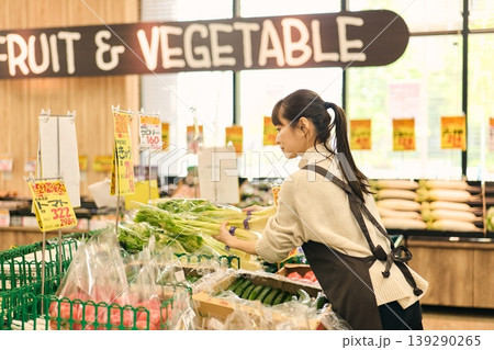 青果売り場で商品の品出しをする店員 139290265
