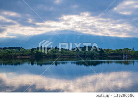 （静岡県）田貫湖・湖畔から眺める富士山の日の出（天使の梯子） 139290586