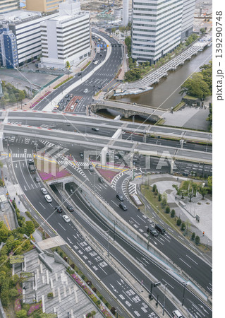 港区新橋の高層階から見下ろす都市道路と高架道路 港区新橋の高層階から見下ろす都市道路と高架道路 139290748