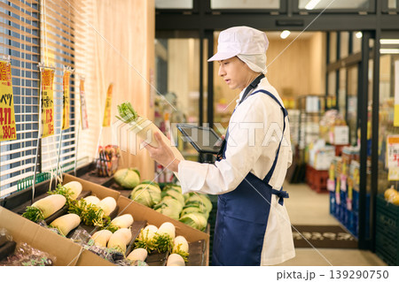 青果売り場で商品管理をする店員 139290750