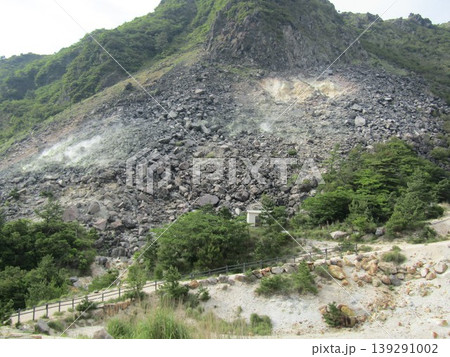 大分県由布市湯布院町、塚原温泉「火口乃泉」にある、もくもくと噴気が立ちのぼる地獄(火口) 大分県由布市湯布院町、塚原温泉「火口乃泉」にある、もくもくと噴気が立ちのぼる地獄(火口) 139291002
