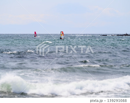 湘南の海でウインドサーフィンを楽しんでいるペア 湘南の海でウインドサーフィンを楽しんでいるペア 139291088