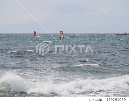 湘南の海でウインドサーフィンを楽しんでいるペア 湘南の海でウインドサーフィンを楽しんでいるペア 139291089