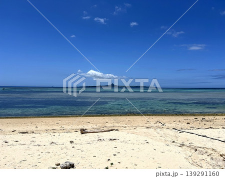 備瀬海岸の白砂浜越しに望む伊江島とエメラルドグリーンの海 備瀬海岸の白砂浜越しに望む伊江島とエメラルドグリーンの海 139291160