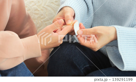 絆創膏を貼る 怪我 イメージ 絆創膏を貼る 怪我 イメージ 139291199