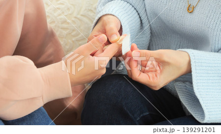 絆創膏を貼る 怪我 イメージ 139291201