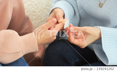 絆創膏を貼る 怪我 イメージ 139291202