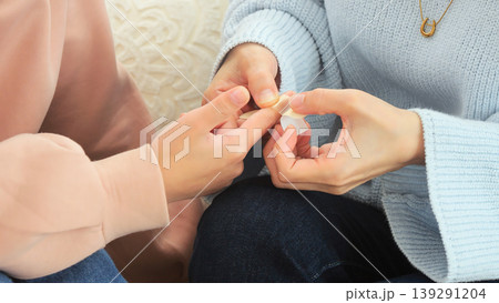 絆創膏を貼る 怪我 イメージ 絆創膏を貼る 怪我 イメージ 139291204