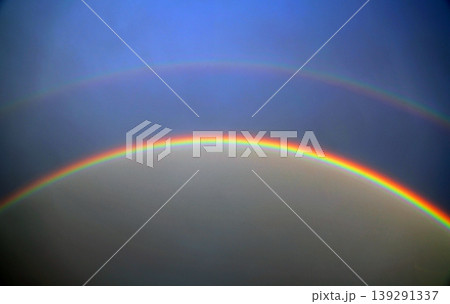 空に現れた巨大な二重の虹 139291337