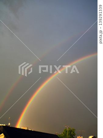 空に現れた巨大な二重の虹 空に現れた巨大な二重の虹 139291339
