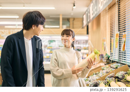 スーパーマーケットで買い物をする夫婦 スーパーマーケットで買い物をする夫婦 139291625