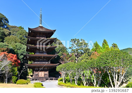 瑠璃光寺の五重塔 139291687