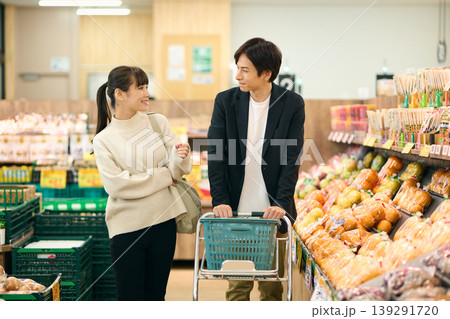 スーパーマーケットで買い物をする夫婦 139291720