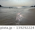 砂浜に反射する太陽 139292224