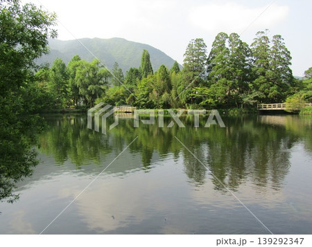 大分県由布市湯布院町、神秘的な絶景と由布院の人気観光スポット「金鱗湖」 139292347