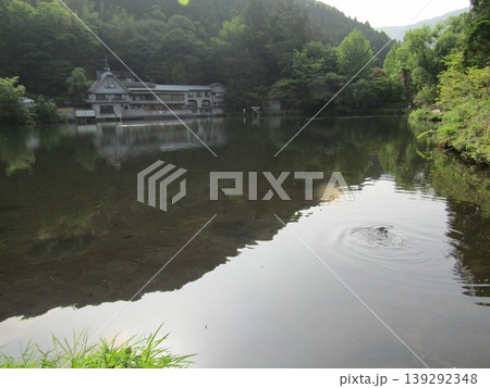 大分県由布市湯布院町、神秘的な絶景と由布院の人気観光スポット「金鱗湖」 139292348