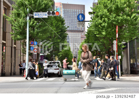 歩行者天国の銀座六丁目交差点風景 歩行者天国の銀座六丁目交差点風景 139292487