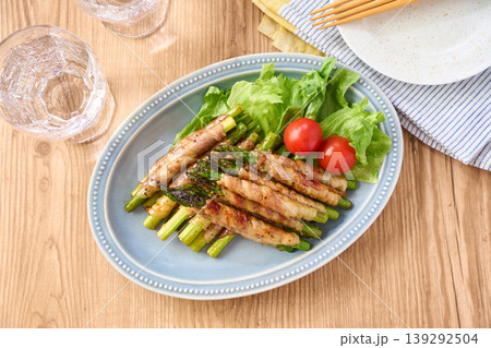 グリーンアスパラガスの豚バラ肉巻き 甘辛く味付けた家庭料理 139292504