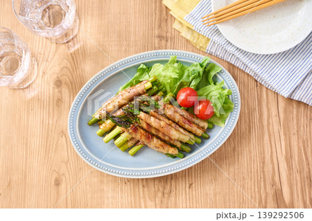 グリーンアスパラガスの豚バラ肉巻き 甘辛く味付けた家庭料理 139292506