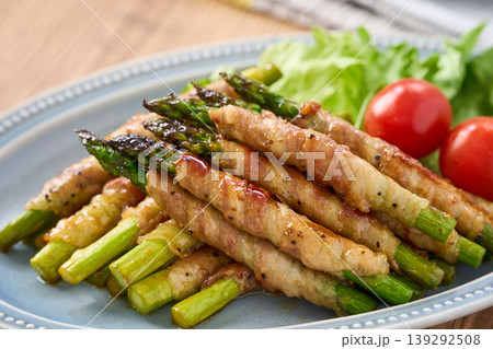 グリーンアスパラガスの豚バラ肉巻き 甘辛く味付けた家庭料理 グリーンアスパラガスの豚バラ肉巻き 甘辛く味付けた家庭料理 139292508