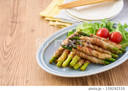 グリーンアスパラガスの豚バラ肉巻き 甘辛く味付けた家庭料理 139292510
