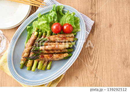 グリーンアスパラガスの豚バラ肉巻き 甘辛く味付けた家庭料理 139292512