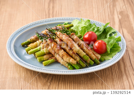 グリーンアスパラガスの豚バラ肉巻き 甘辛く味付けた家庭料理 グリーンアスパラガスの豚バラ肉巻き 甘辛く味付けた家庭料理 139292514
