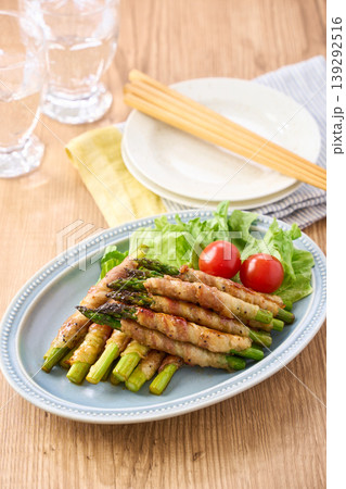 グリーンアスパラガスの豚バラ肉巻き 甘辛く味付けた家庭料理 139292516
