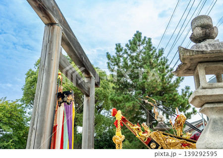 三重県四日市市鳥出神社の鯨船行事の祭りの日 鯨船の舳先と鳥居 三重県四日市市鳥出神社の鯨船行事の祭りの日 鯨船の舳先と鳥居 139292595